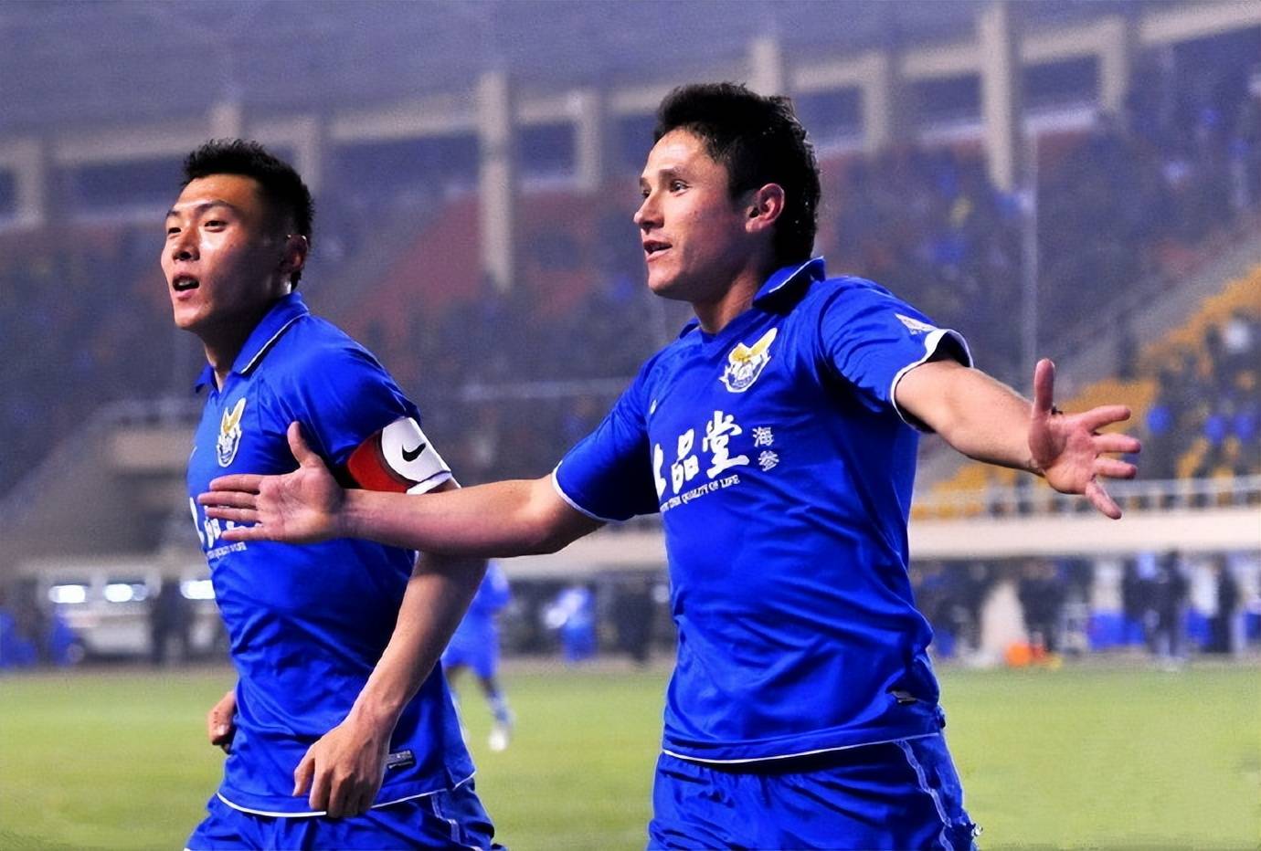 包含河南建业坚守主场，迎战大连实德，全场震撼的词条