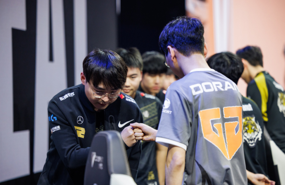 开云体育入口-FNC绝杀FLY，Uzi团战一打五焦点之战八强赛，点燃全场激情