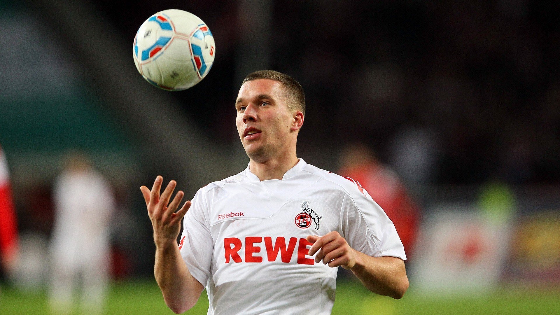 21岁神锋闪电破门！克瓦拉茨赫利亚刷新纪录，曼城战里昂一夜改写欧冠历史